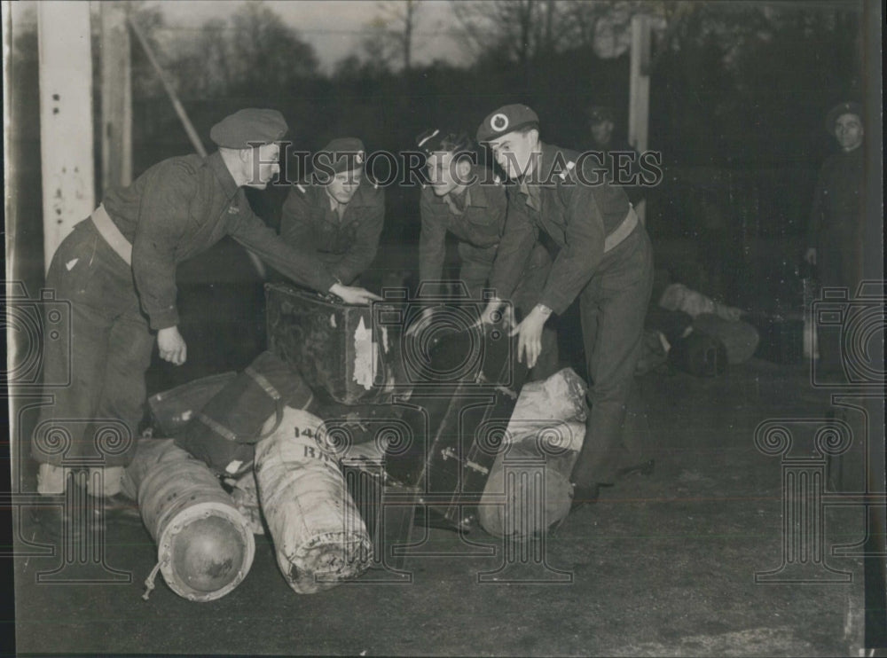 Press Photo Soldiers With Supplies - Historic Images