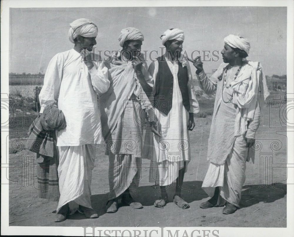 1959 peasants land Five Rivers West Pakistan - Historic Images