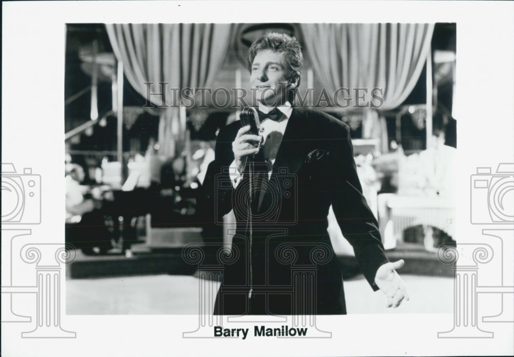 1995 Press Photo Barry Manilow singer - Historic Images