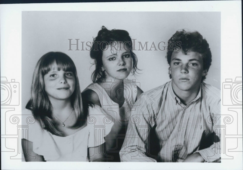 Press Photo Katie Kass,Tara Cynara,Sacha Joan Collins kids. - Historic Images