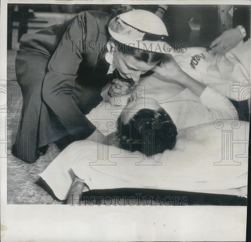 1952 Press Photo Navy Yard Mrs. Eleanor St. Martin bends kiss her husband. - Historic Images