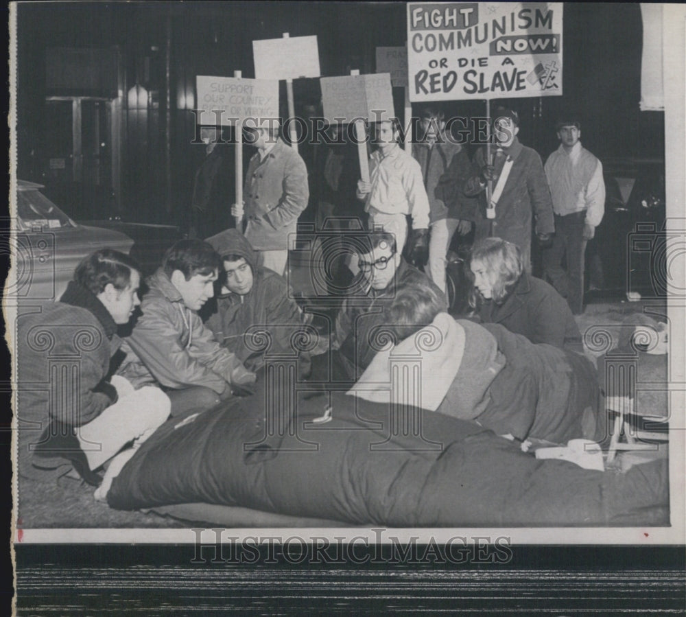 1966 Press Photo Group Pacifists group chat Post Office Square downtown Boston. - Historic Images