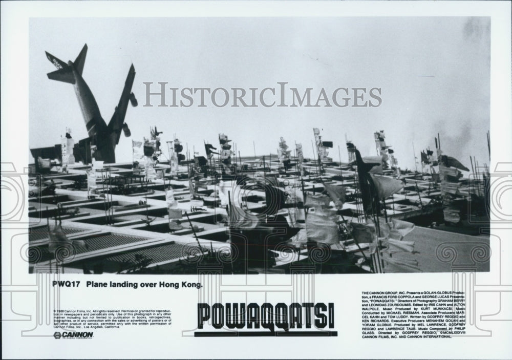 1988 Press Photo Plane landing over Hong Kong,from Powaqqatsi - Historic Images