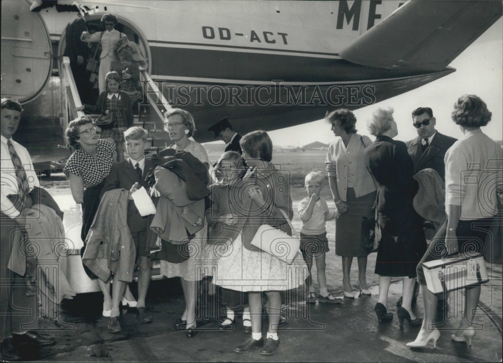 Press Photo Charter plane carrying British Evacuees at London Airport - Historic Images