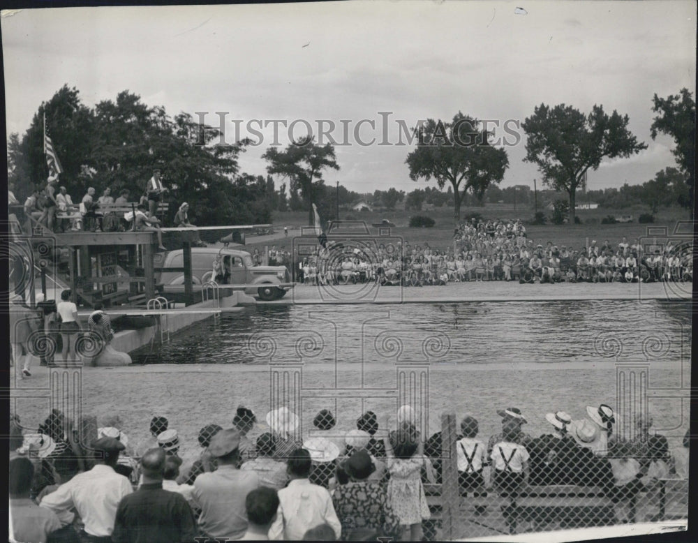 1940 Large Crowds Gathered Around A Large Pool With Diving Board - Historic Images