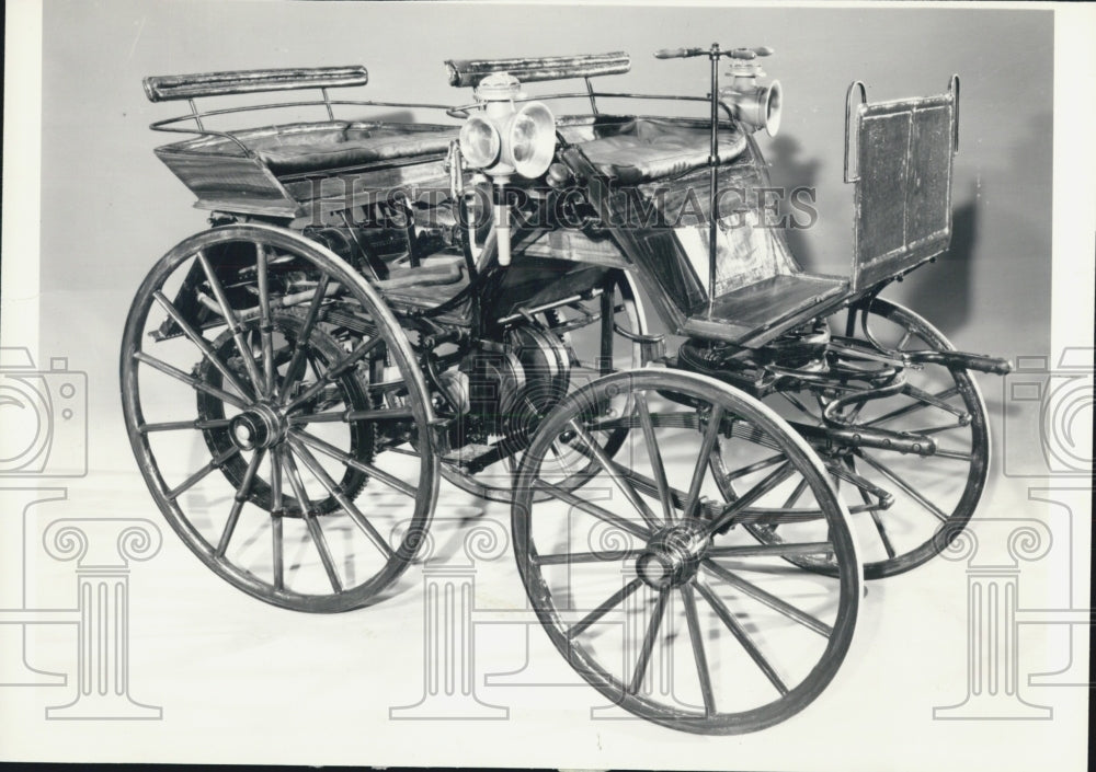 Press Photo Four-wheeled motor coach.Replicas Daimler Vehicles. - Historic Images