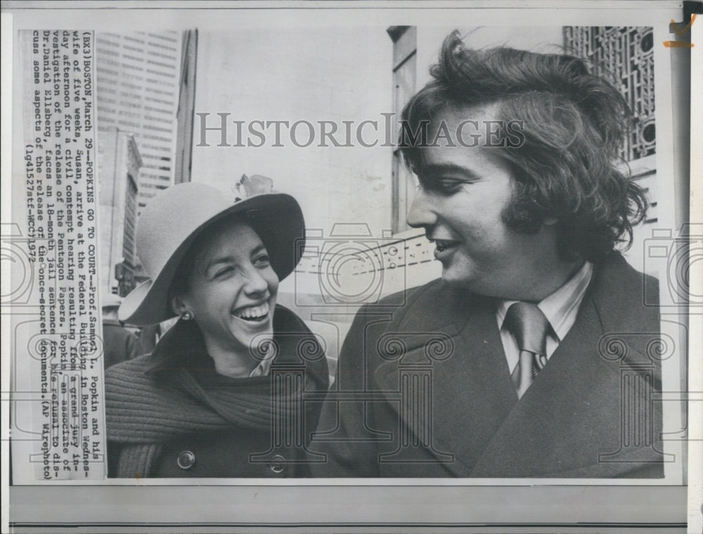 1972 Prof. Samuel L. Popkin and wife arrive at Federal building - Historic Images