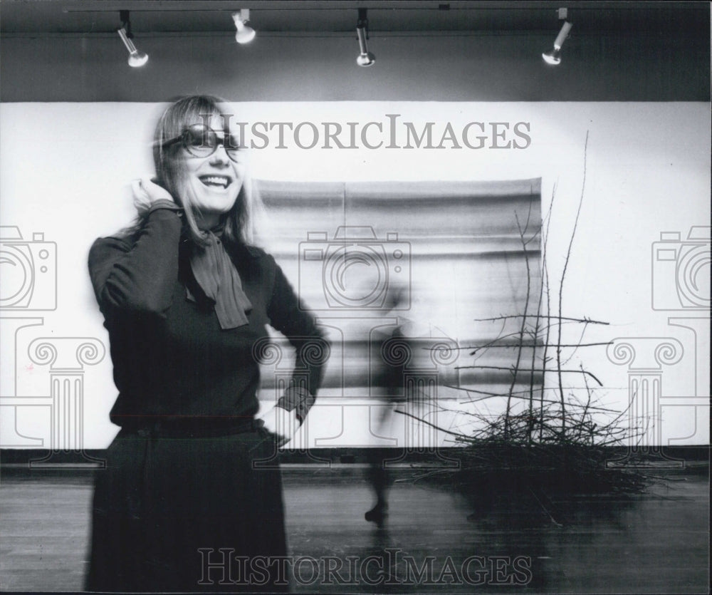 1977 Press Photo of artist Polly Friedlander with Miro Fitzgerald in background - Historic Images