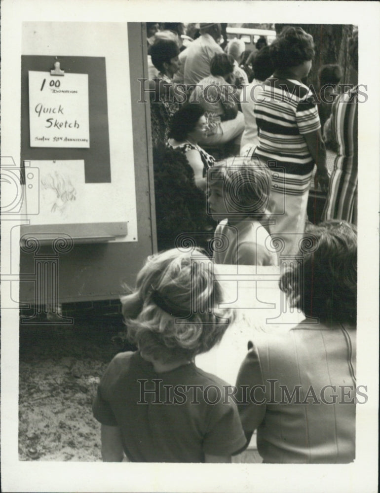 Press Photo Large Crowd.Of Children at Quick Sketch Class - Historic Images