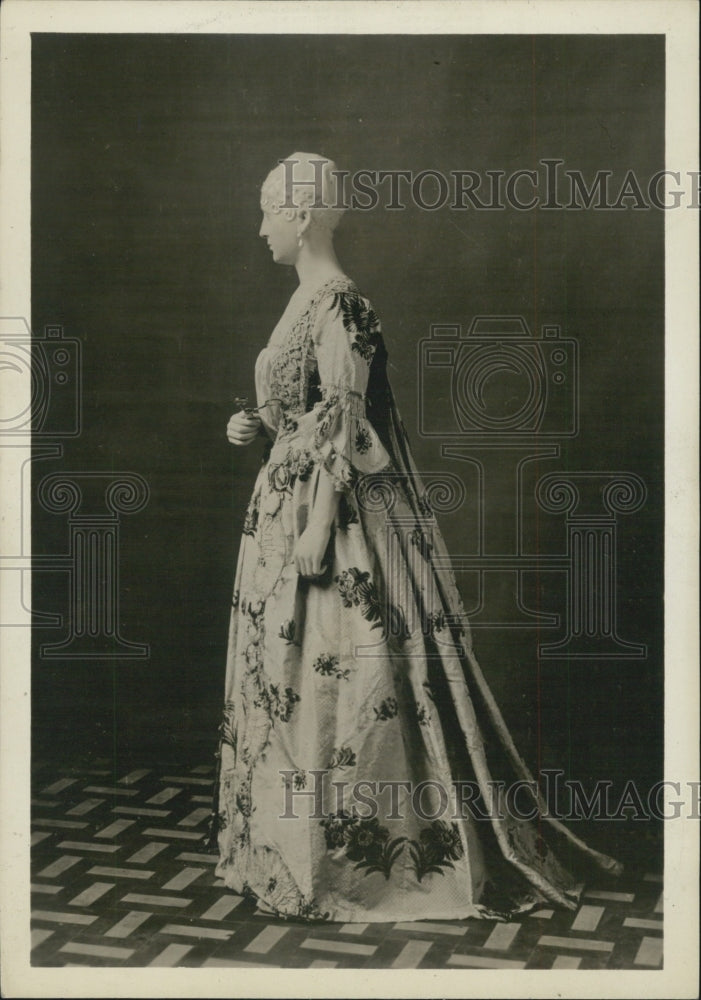 Press Photo Dress Worn by Mrs James - Historic Images