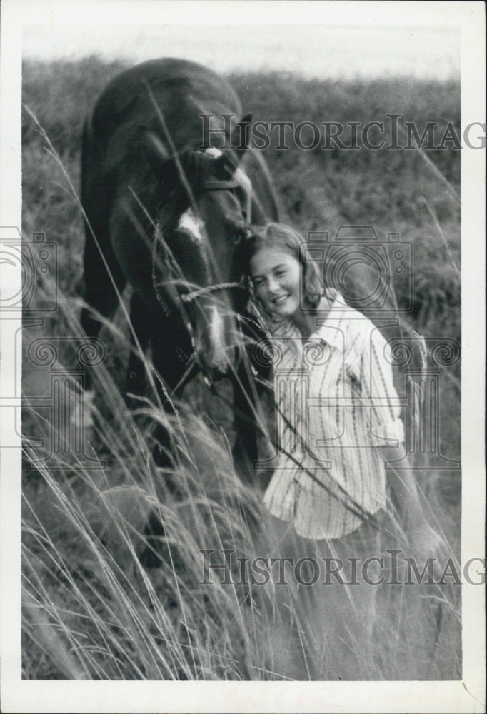 1973 Press Photo Cindy McCloud Of San Antonio Her Horse Dancer In Grass - Historic Images