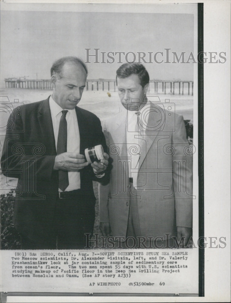 Press Photo Dr. Alexander Lisitzin and Valeriy Krashenimikev spent 55 days in US - Historic Images