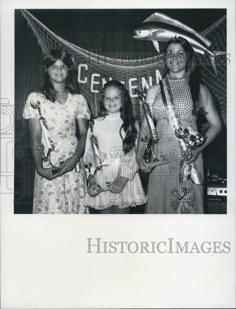 1975 3 girls holding prizes. - Historic Images