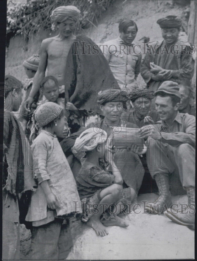 1947 Press Photo Lolo Tribesman US army expedition at village - RSG48291 - Historic Images