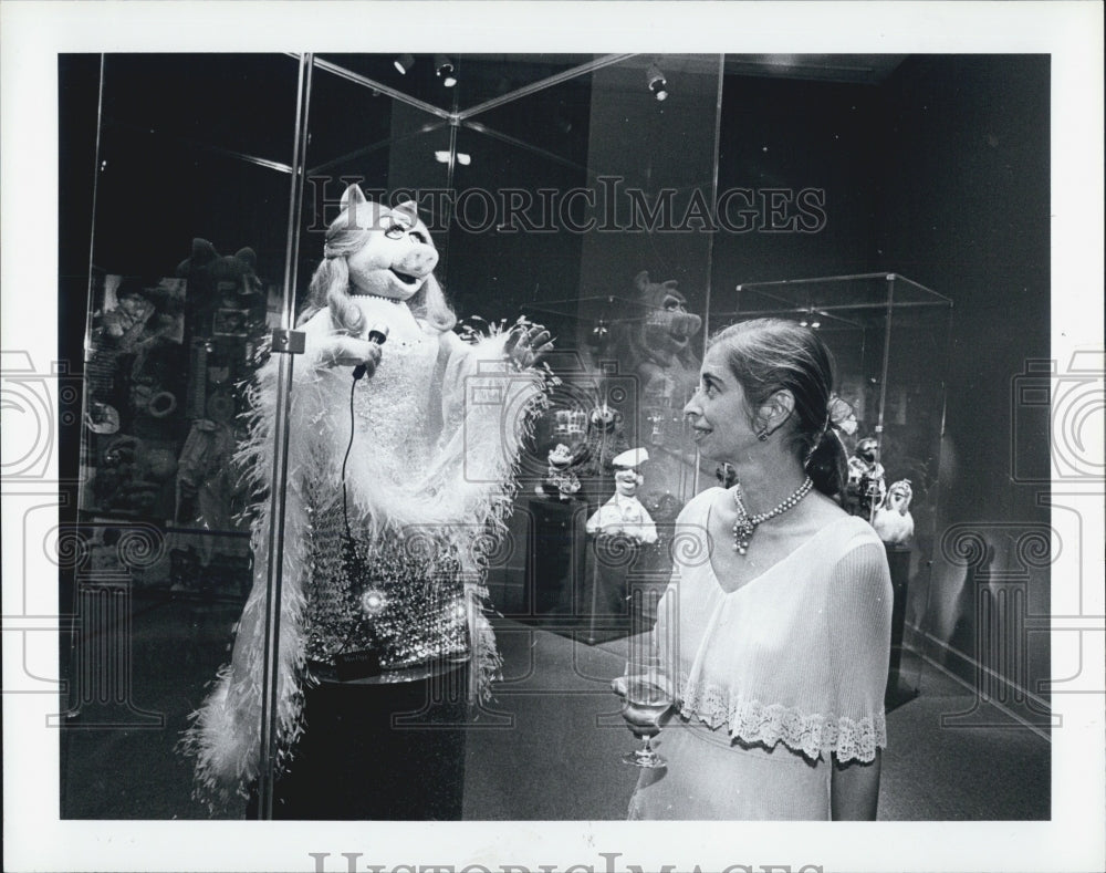 1982 Press Photo Miss piggy at muppet opening. - Historic Images