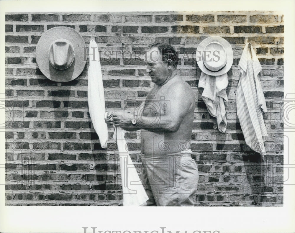 1983 Press Photo Bocce Game In Calumet Park-Man Grabs His Shirt - Historic Images