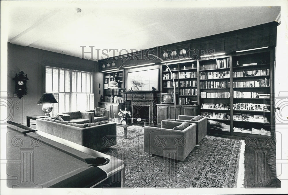 Press Photo Library of town house including pool table home - Historic Images