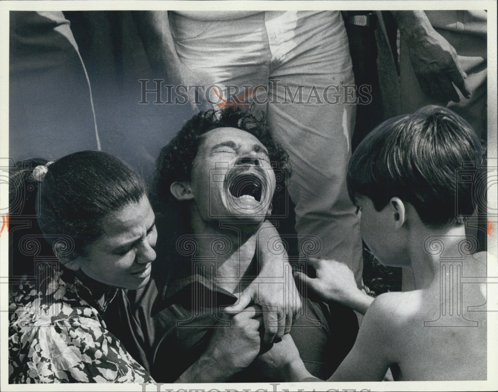 1981 Press Photo Angel Vasquez Crying After Son Drowns In Schiller Woods-Memoria - Historic Images