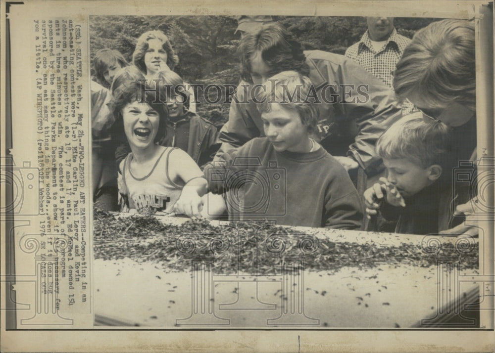 1976 Mike Carlin, Paul Leroy, &amp; Kevin Johnson in an ant eating - Historic Images