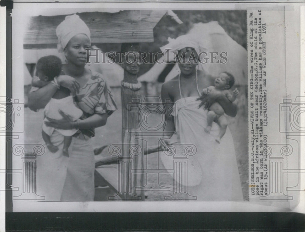 1971 Press Photo The wives of King Ba Ba in African village near Sheldon S.C. - Historic Images