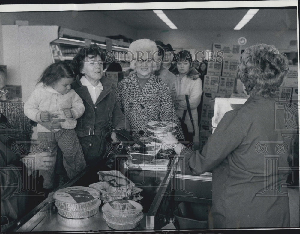 1974 Shopping for Thanksgiving - Historic Images