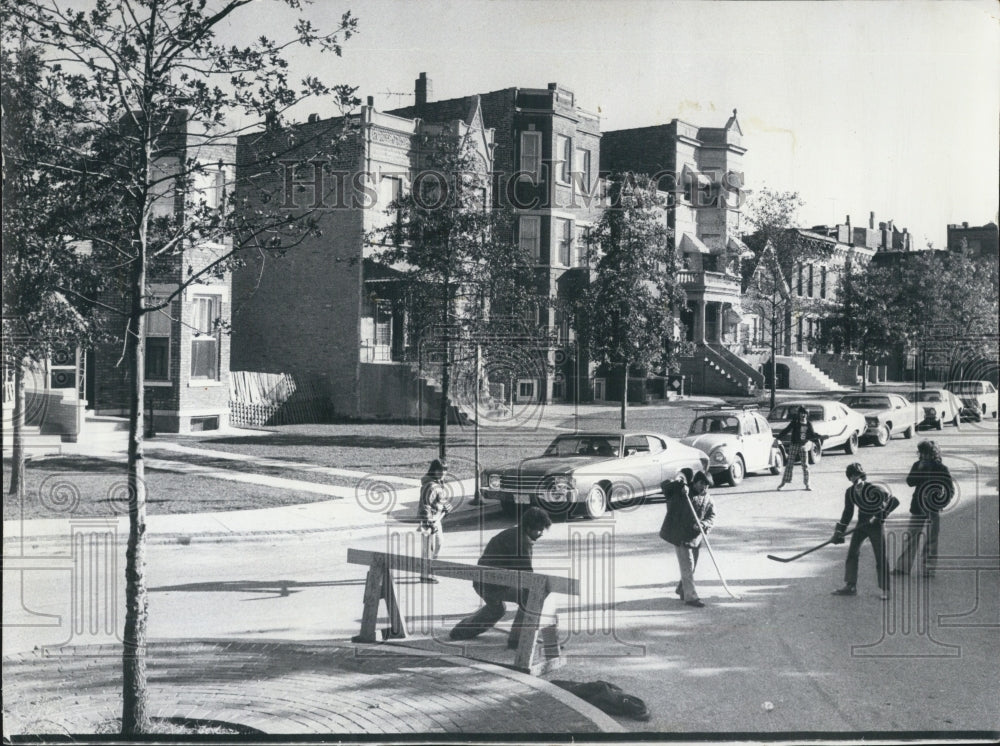 1973 Near West Side Kids Playing Hockey On Street - Historic Images
