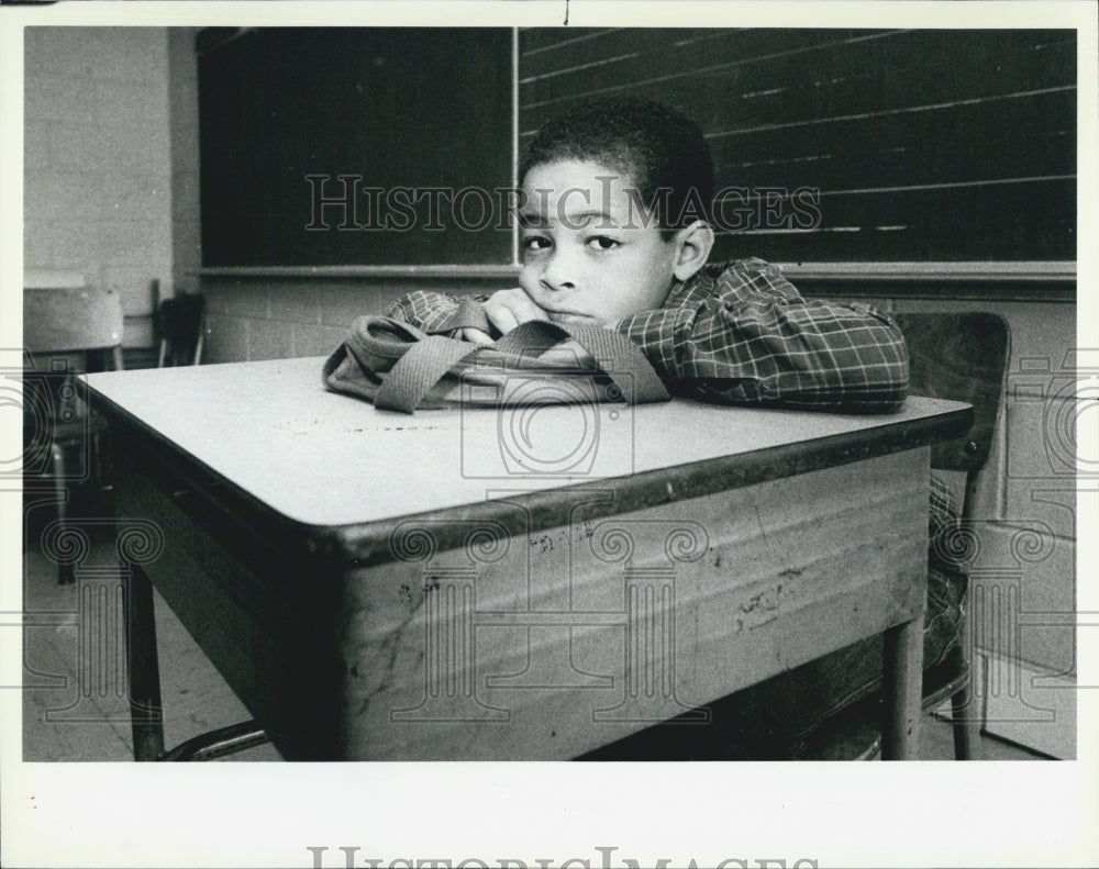 1983 Press Photo Lanell London appears bored before school begins - Historic Images