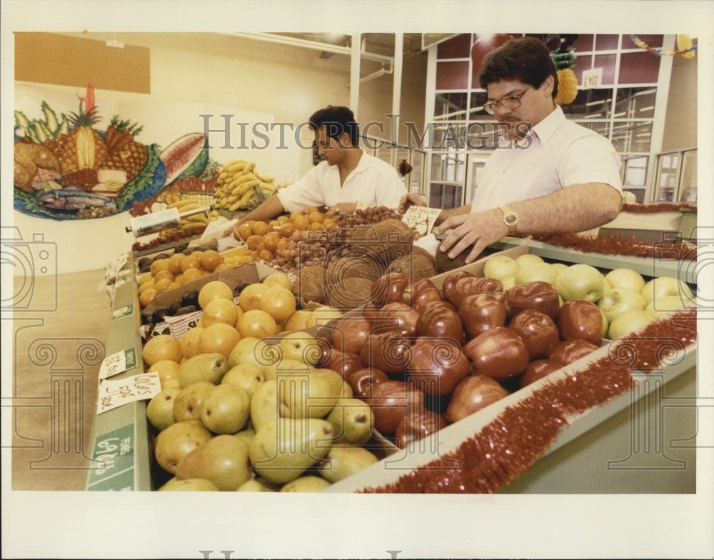 1995 Press Photo Jaime Cruz, El Bohlo fruit. - Historic Images