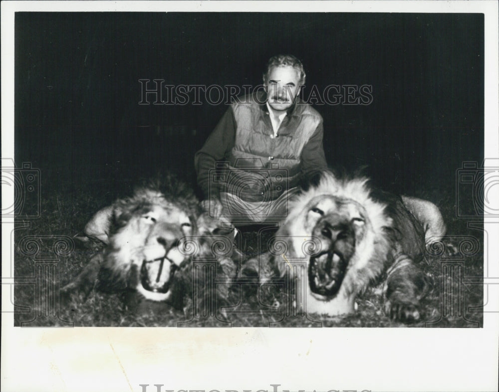 1981 Press Photo George Blond and his lions. - Historic Images