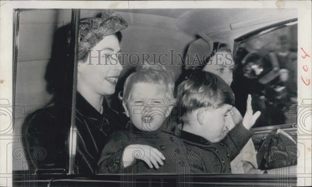 1952 Press Photo  Queen Elizabeth &amp; the Children - Historic Images