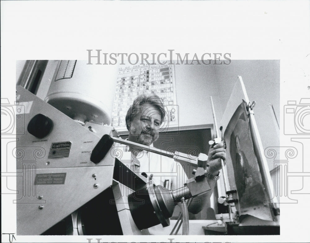 1991 Press Photo of William Blanchard of DIA&#39;s conservation dept. looking at art - Historic Images