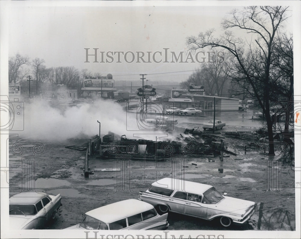 1961 The Air View Inn, after a fire. - Historic Images