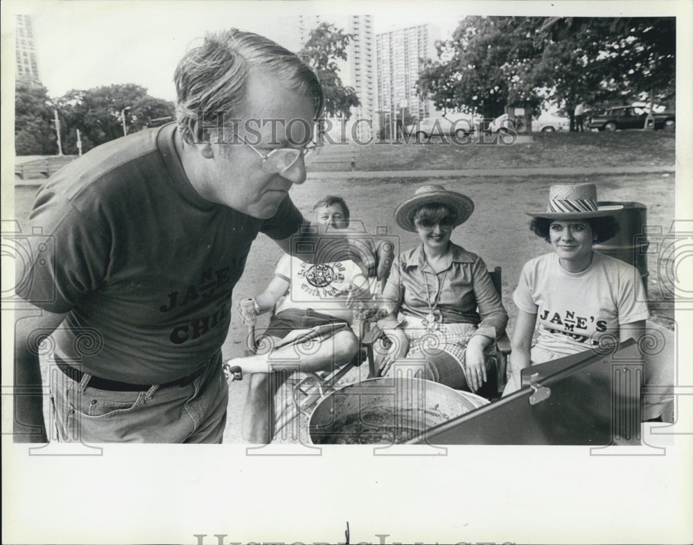 1984 Press Photo James B Peterson Lincoln Park Chili Cooking Competition - Historic Images