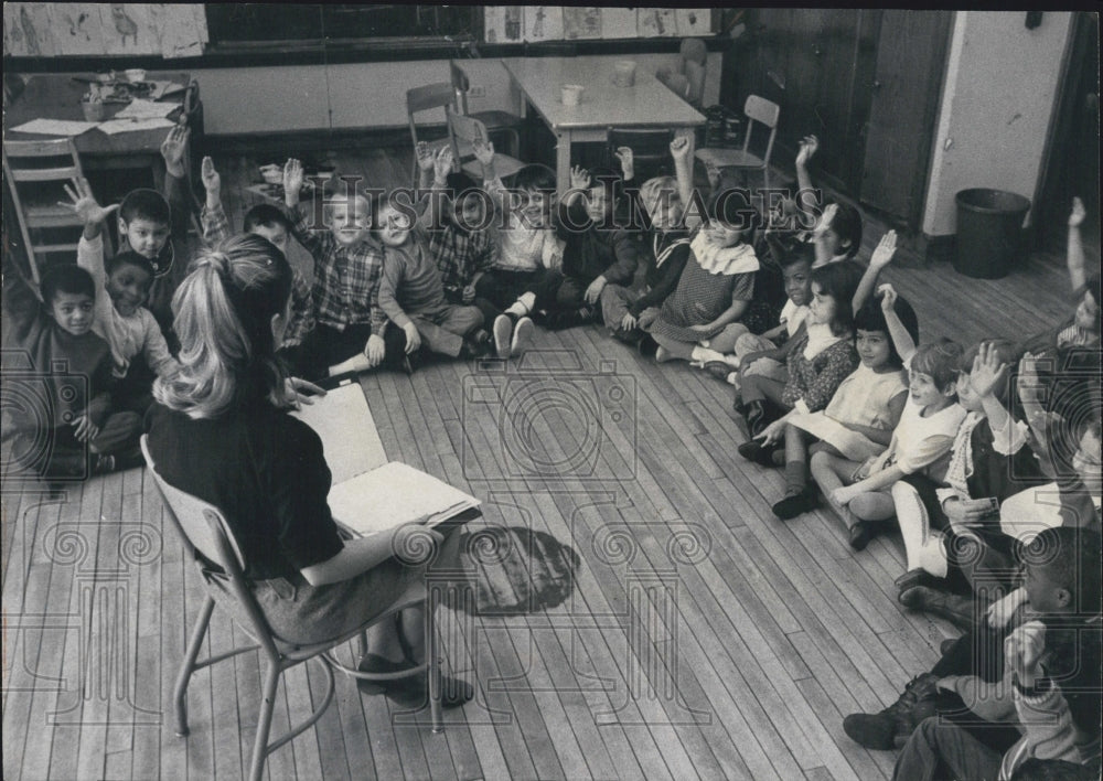 1967 Press Photo Kindergarten Teacher with class - RSG49409 - Historic Images