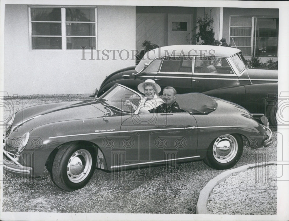 Press Photo Man and woman in convertible - Historic Images