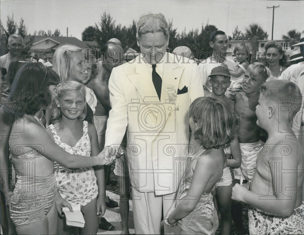 Press Photo Young constituents greet governor at St. Peters burg Beach - Historic Images