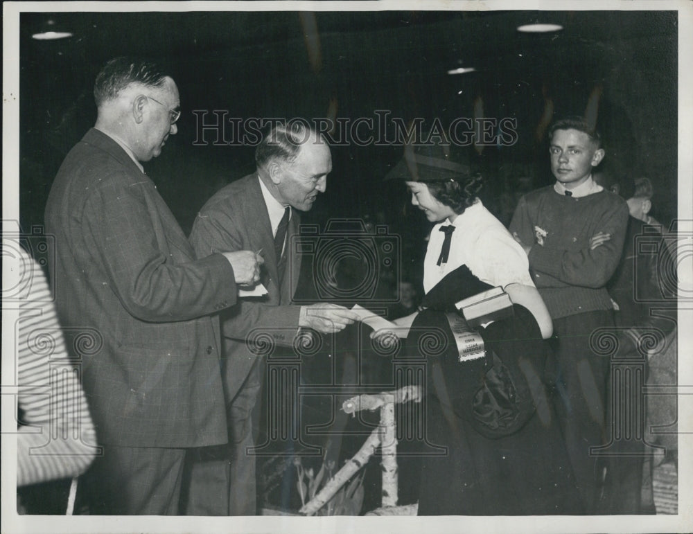 1939 Lee A. White presents Rosalie Jhung with fourth prize - Historic Images