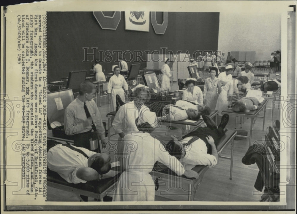 1965 Ohio State University students donate blood - Historic Images