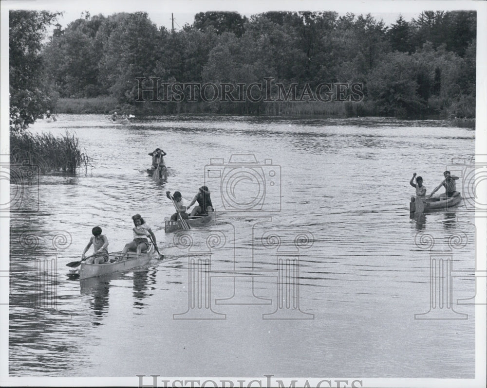 1973 Canoe race - Historic Images