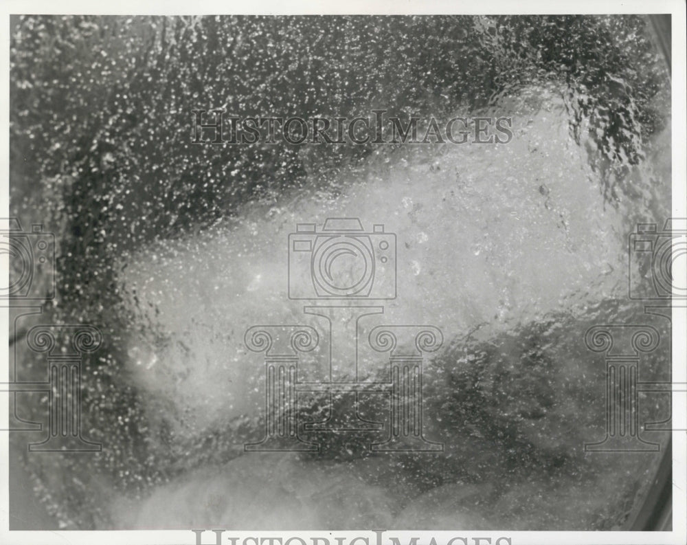 1953 extreme agitation in liquid is caused by ultrasonic waves - Historic Images