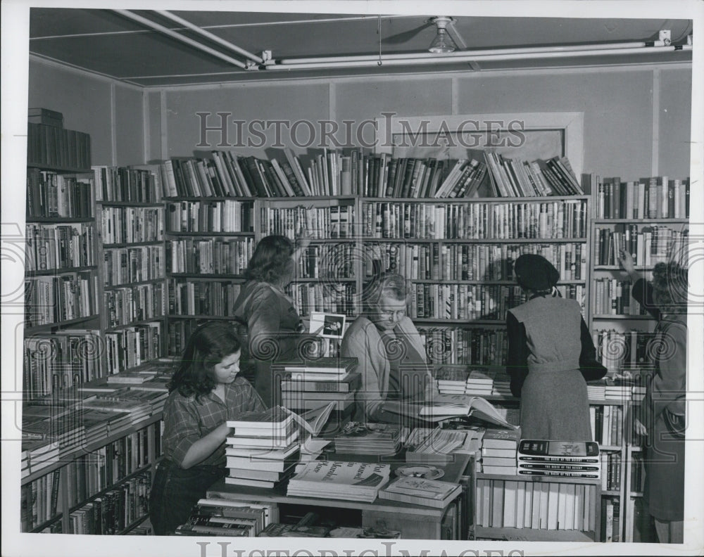 1948 Press Photo W.H. Solle Bookman Customers In Book Shop - Historic Images