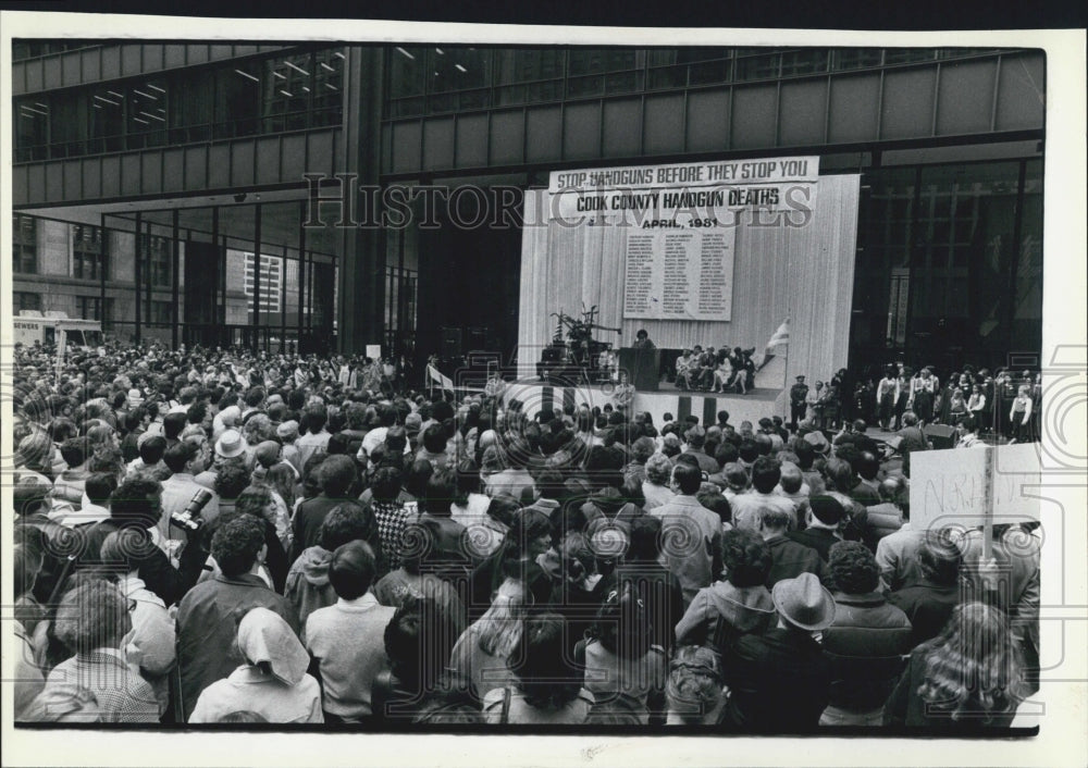 1981 Press Photo List Of Handgun Death Victims At Anti Handgun Rally Daley Plaza - Historic Images