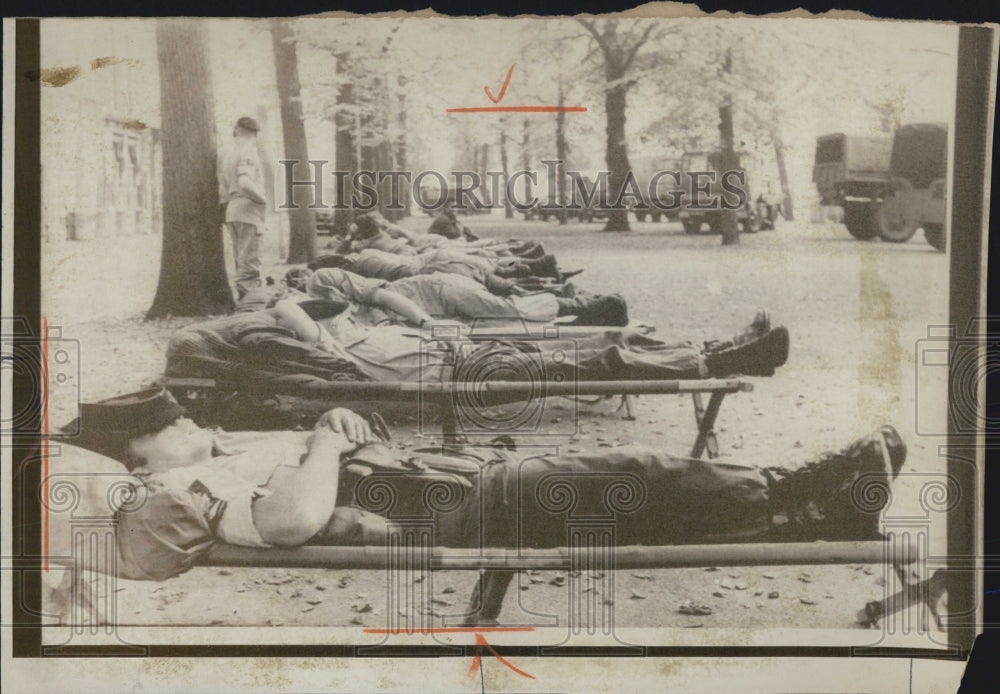 1974 Dutch Royal Marine Commandos rest a Lange Voorhout. - Historic Images