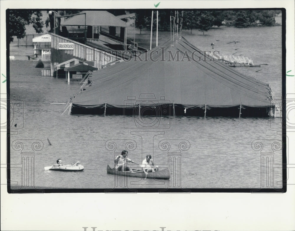 1987 Press Photo Western open staff members canoe through the 18th hole - Historic Images