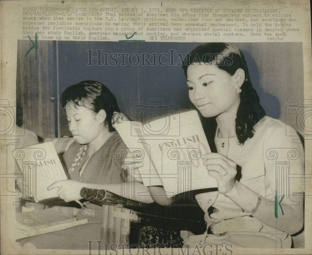 1971 Press Photo of Thai brides of U.S. GIs learning English, western culture - Historic Images