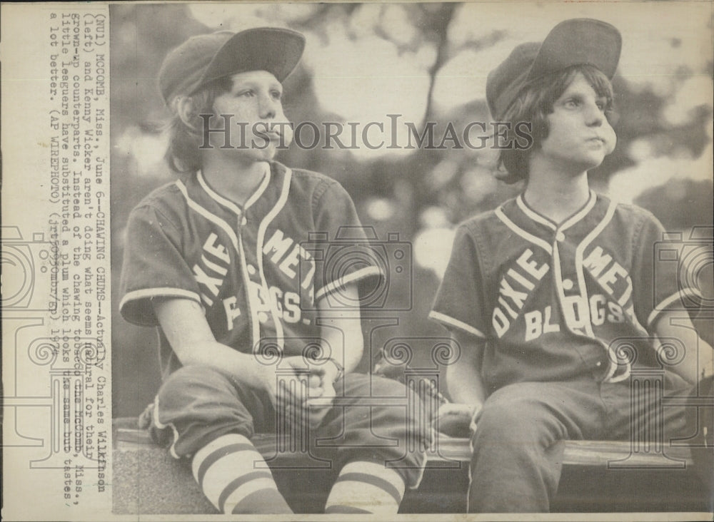 1974 of Dixie Mets&#39; Charles Wilkinson &amp; Kenny Wicker sucking plums - Historic Images