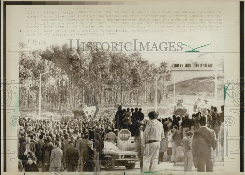 1976 Commandos block demonstrators from approaching prison - Historic Images