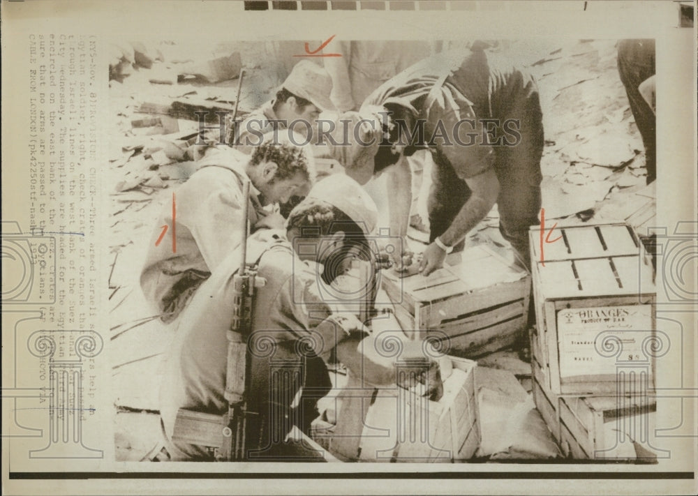 1973 Press Photo Israeli soldiers help and Egyptian soldier - Historic Images