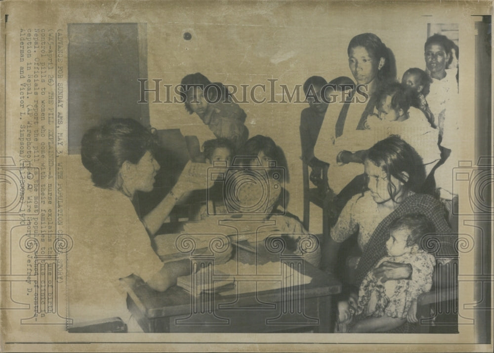 1970 Press Photo Birth Control Pills Explained by Nurse in Nepal - Historic Images