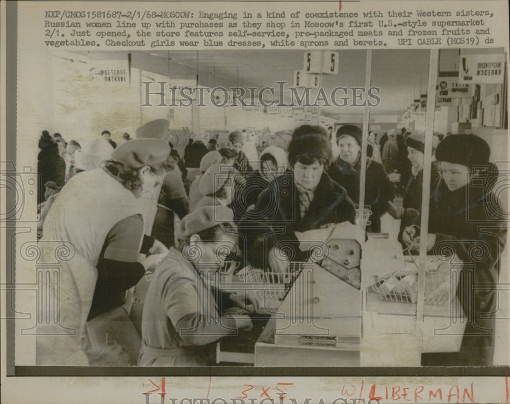 1968 Press Photo Russian Women Line to Shop 1t &quot;Supermarket&quot; - Historic Images